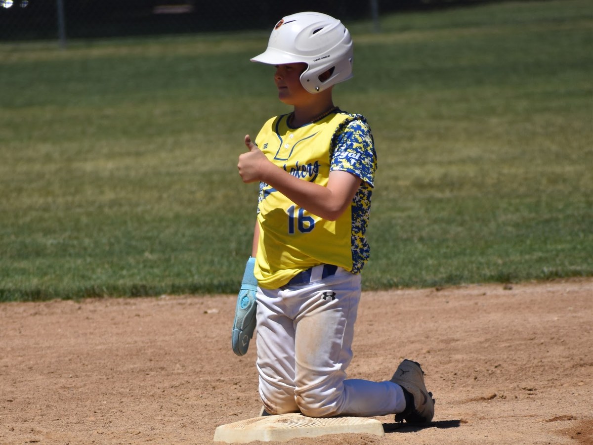 A Canyon Lakers runner on the bag giving a thumbs up
