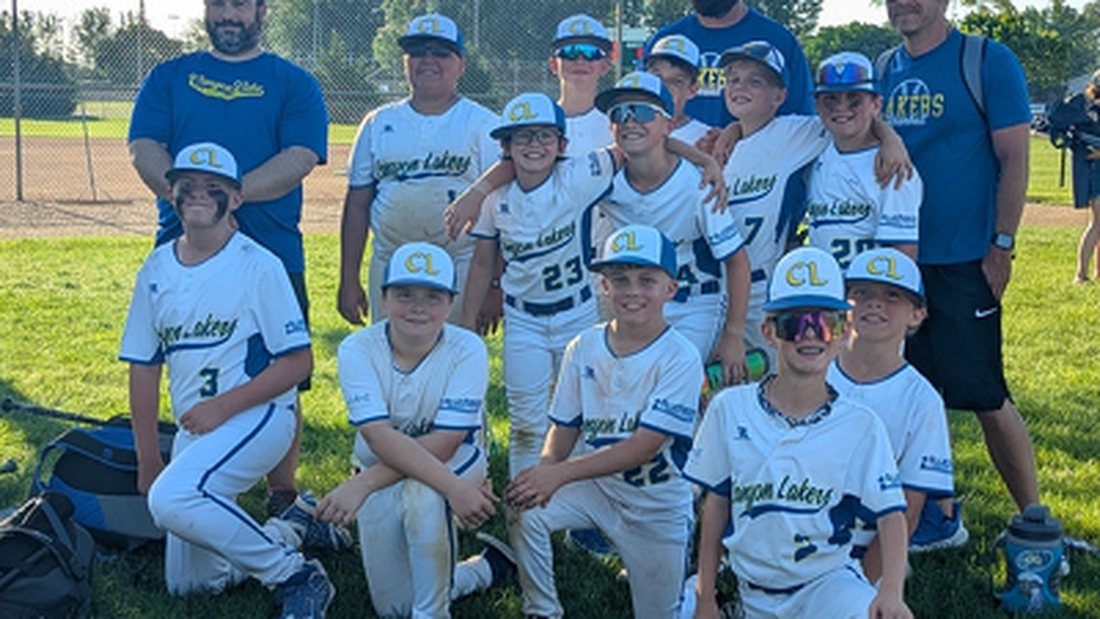 Canyon Lakers players and coaches together for a team photo